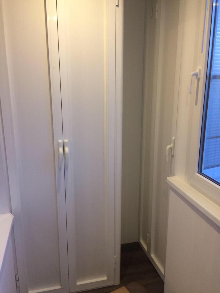 шкаф с распашными дверями на балкон
